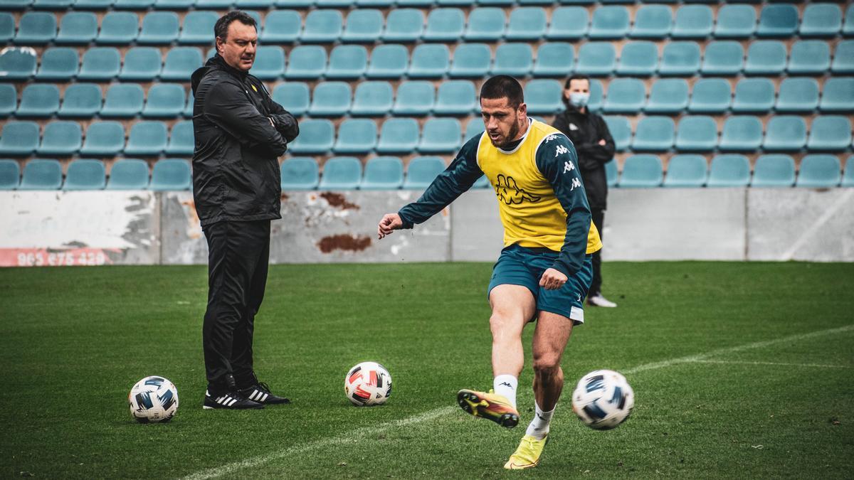 El delantero del Hércules Toro Acuña, observado por el entrenador Manolo Díaz en el entrenamiento de este lunes en el Rico Pérez.