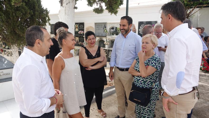 El secretario general del PSOE de Málaga, Daniel Pérez, y el secretario general del PSOE de Mollina (Málaga) y alcalde del municipio en un acto de homenaje a las víctimas de la Guerra Civil