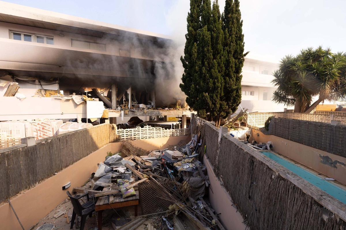 Impresionantes imágenes de los destrozos provocados por la explosión de un piso en Ibiza