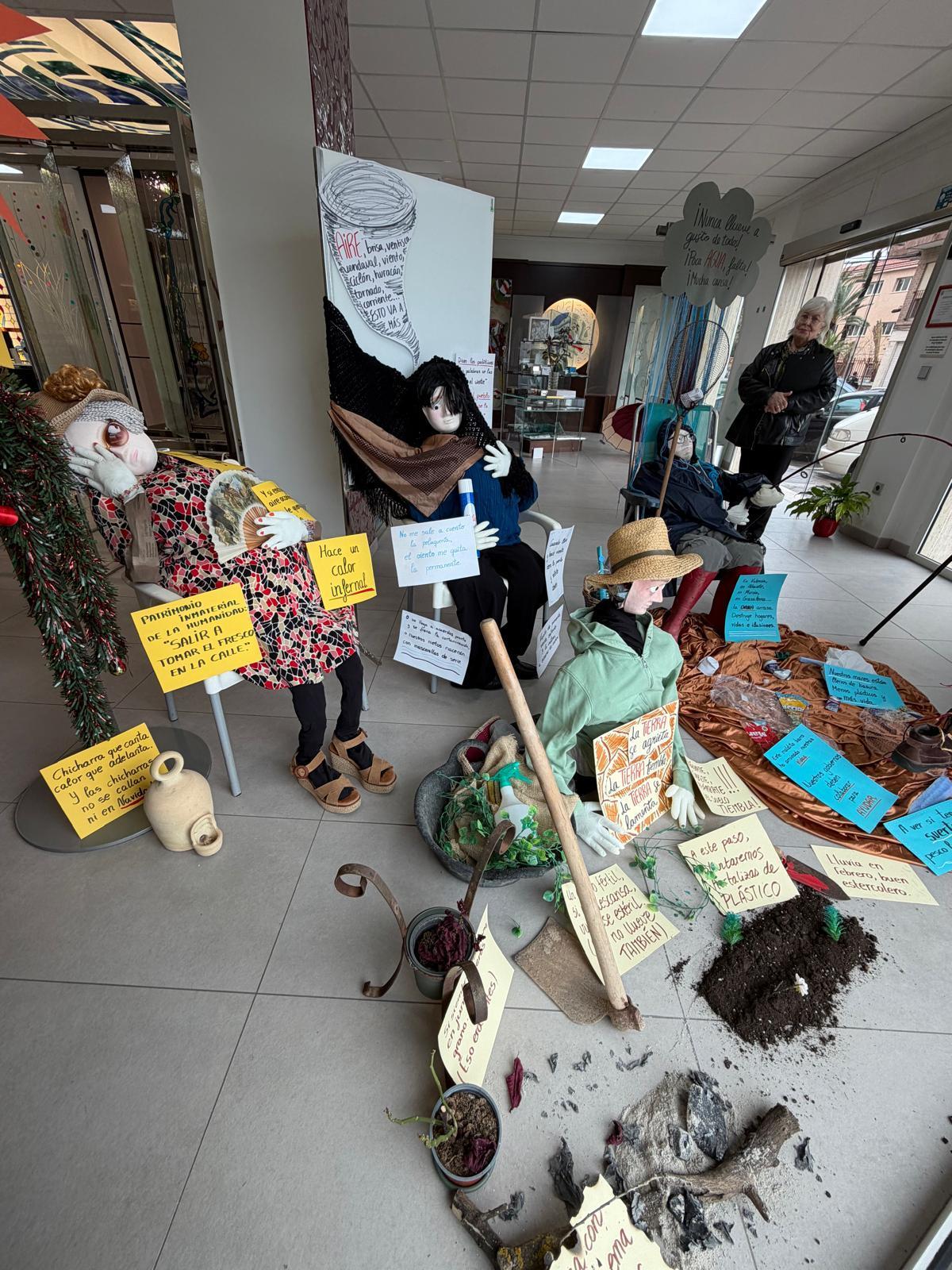 Ninots representando esos tiempos en los que las vecinas salían a tomar el fresco