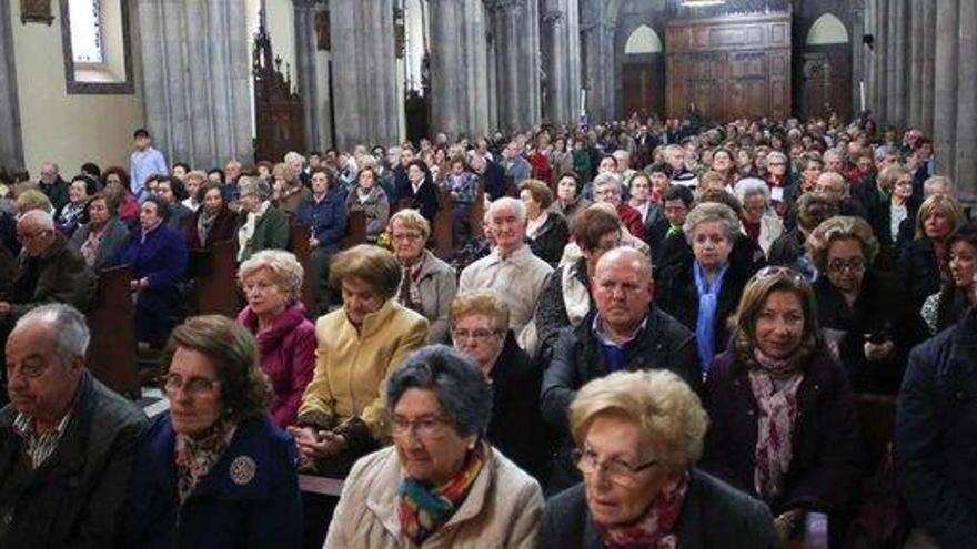 La iglesia de Santo Tomás, abarrotada de fieles durante la celebración de la misa que cantó la Escolanía de Covadonga.