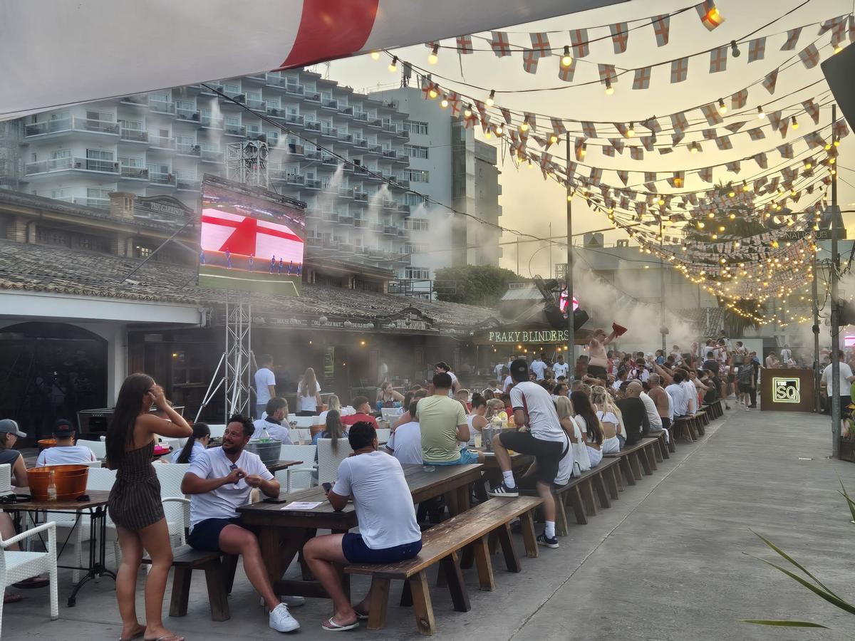 Aficionados ingleses se han concentrado en la zona de Magaluf (Calvià) para disfrutar del encuentro Argentina-Inglaterra.