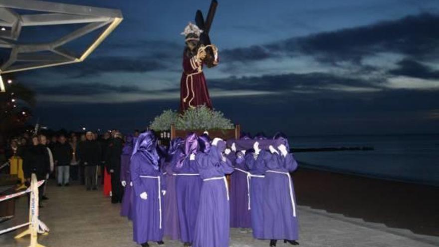 Vinaròs arranca sus actos religiosos con la Procesión de la Madrugada