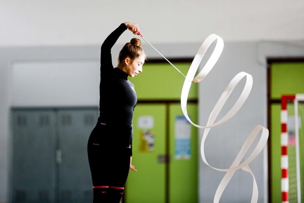 La entrenadora y exgimnasta nacional Amaya Cardeñoso dirige al grupo de alumnas con mayor proyección en el CGR San Antonio, cosechando múltiples medallas estatales en los últimos años