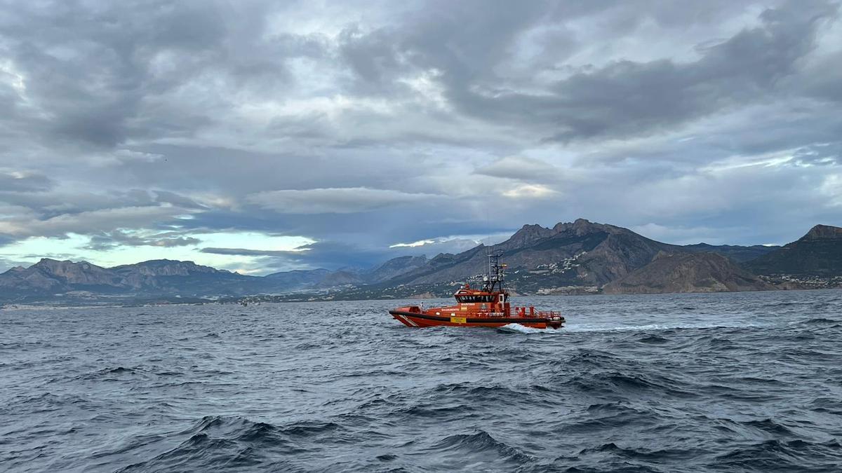 Encuentran muerto al pescador de 43 años que cayó al mar entre Altea y Calp  - Levante-EMV