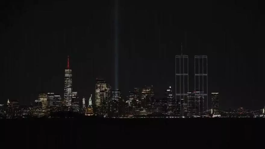 Las Torres Gemelas vuelven a iluminar el cielo de Nueva York con 2.977 drones