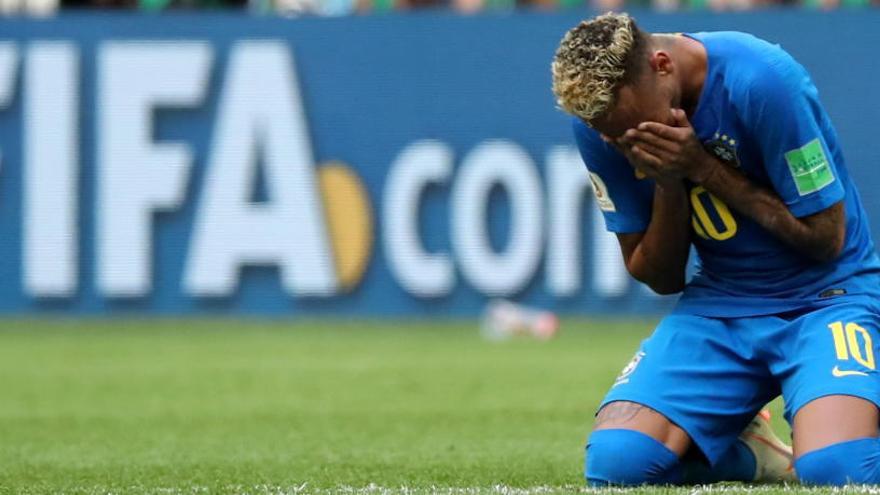 Neymar se emociona durante el partido contra Costa Rica.