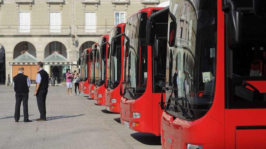 Autobuses de la Compañía de Tranvías en la plaza de María Pita.