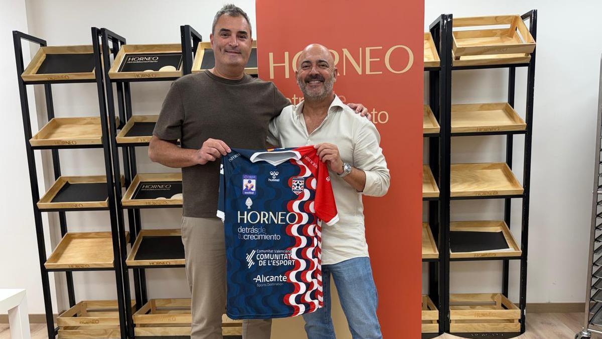 Pepe Sánchez (d), dueño y presidente del equipo,  posa junto a Abraham Rochel, director general.