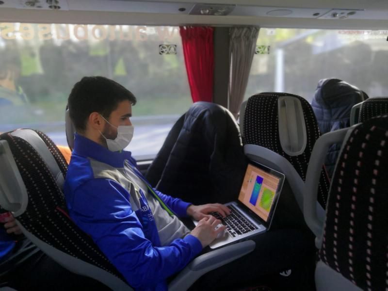 El jugador del Cangas trabajando en un viaje en autobús. | // FDV