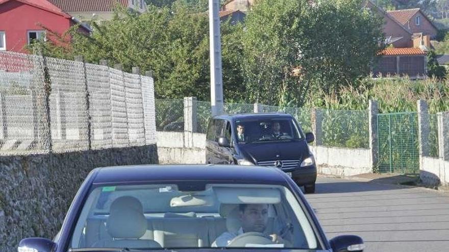 El coche, al fondo, con los restos de las niñas, en el cementerio./ SA