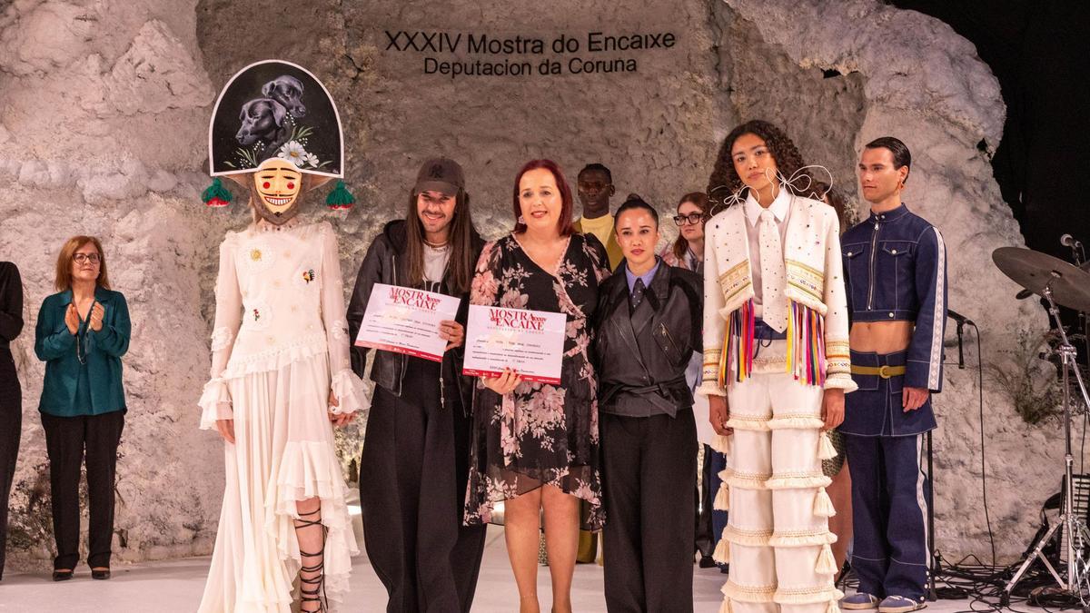 A alcaldesa, Sandra Insua, no centro,cos gañadores do certame da última edición.