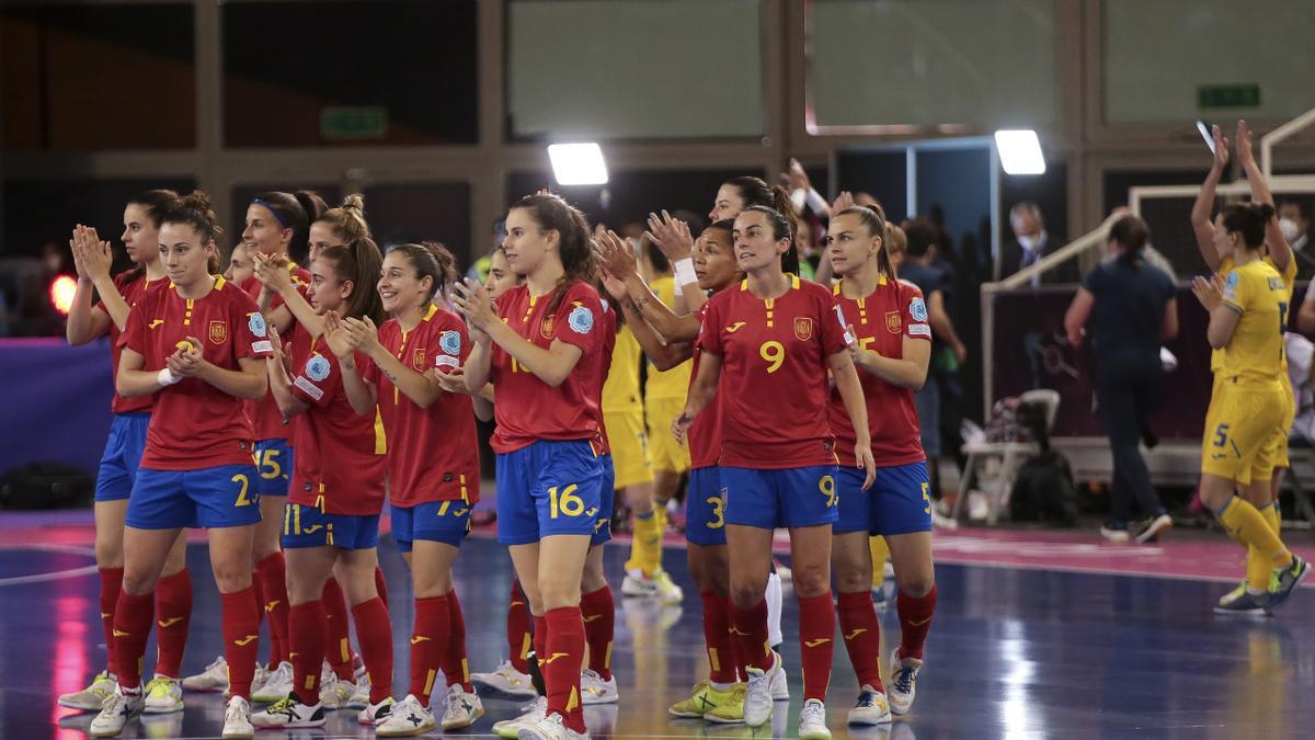 La selección española celebrando su victoria ante Ucrania