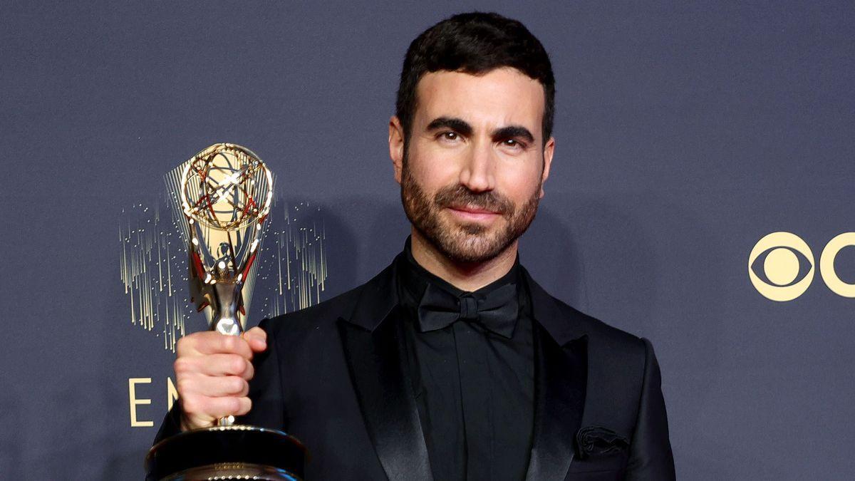 Brett Goldstein, con su Emmy a mejor actor de reparto de comedia.