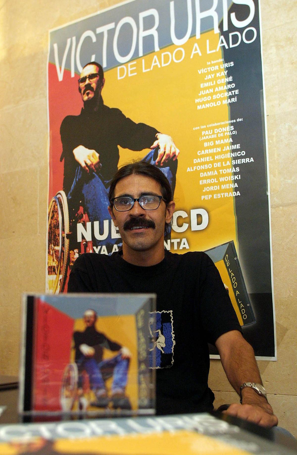 Víctor Uris, con su primer disco en solitario, 'De lado a lado'