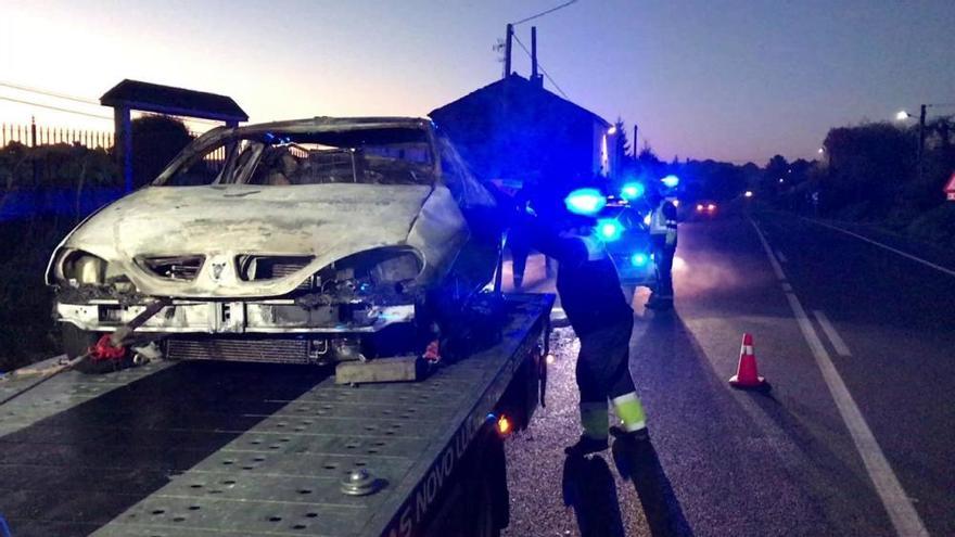 Fallece un joven de 27 años al arder su coche tras una salida de vía en Lugo