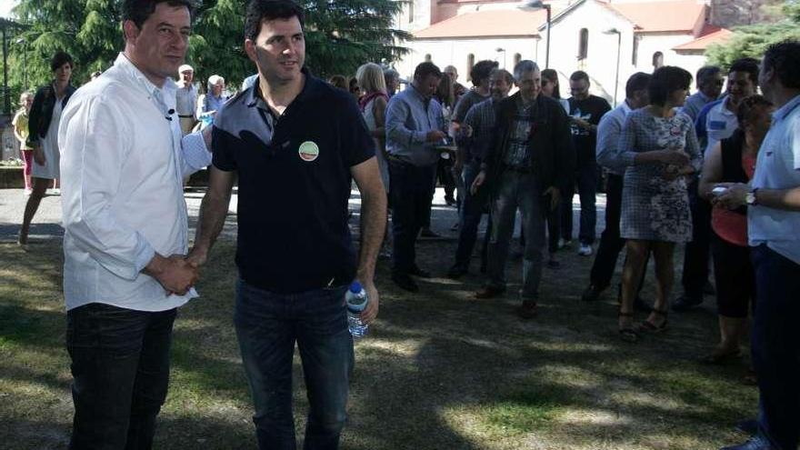 Gómez Besteiro y González Casares se saludan al finalizar el acto en la Praza da Vila. // Bernabé/Gutier