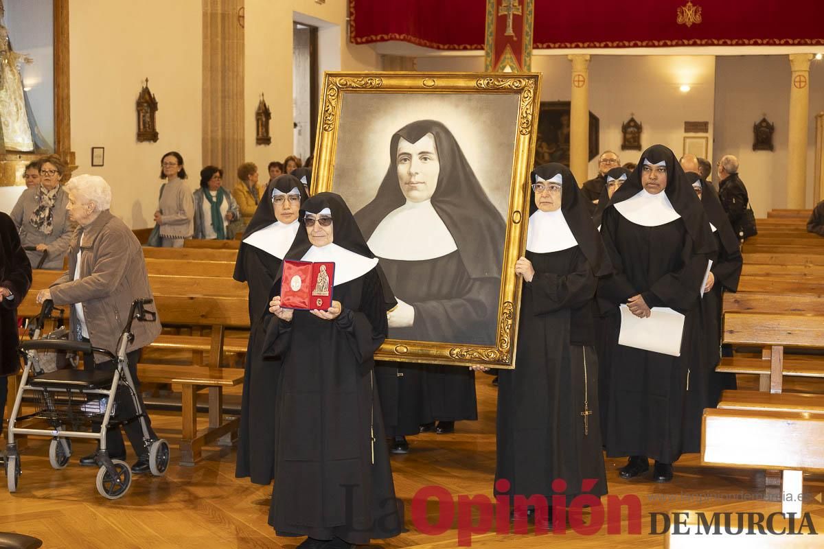 Así ha sido el traslado del cuatro y la reliquia de Santa Teresa de Jornet desde el Asilo hasta la Parroquia de la Concepción en Caravaca