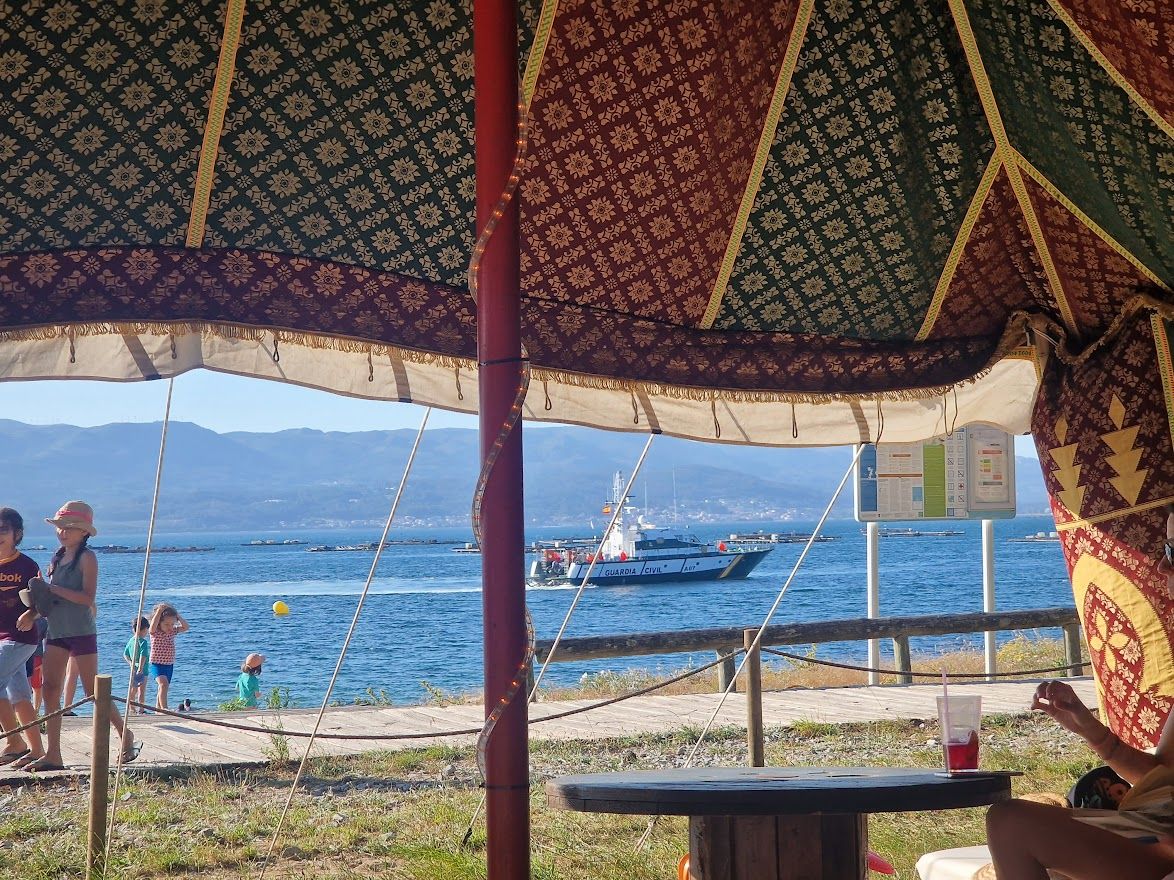 Una patrullera de la Guardia Civil del Mar vigilando el entorno de una playa, en A Illa de Arousa.