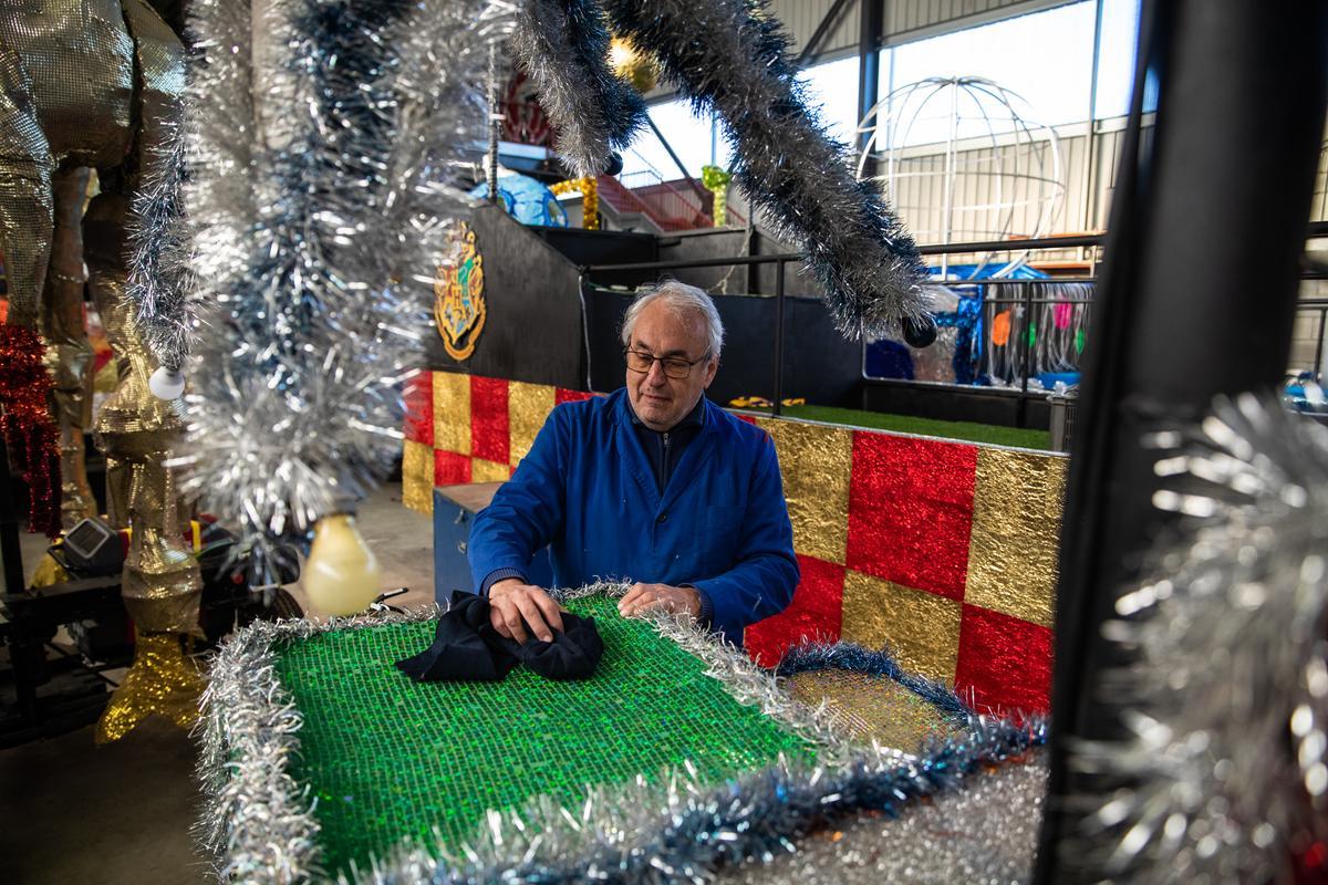 Últimos preparativos de la centenaria cabalgata de reyes en Sant Vicenç dels Horts