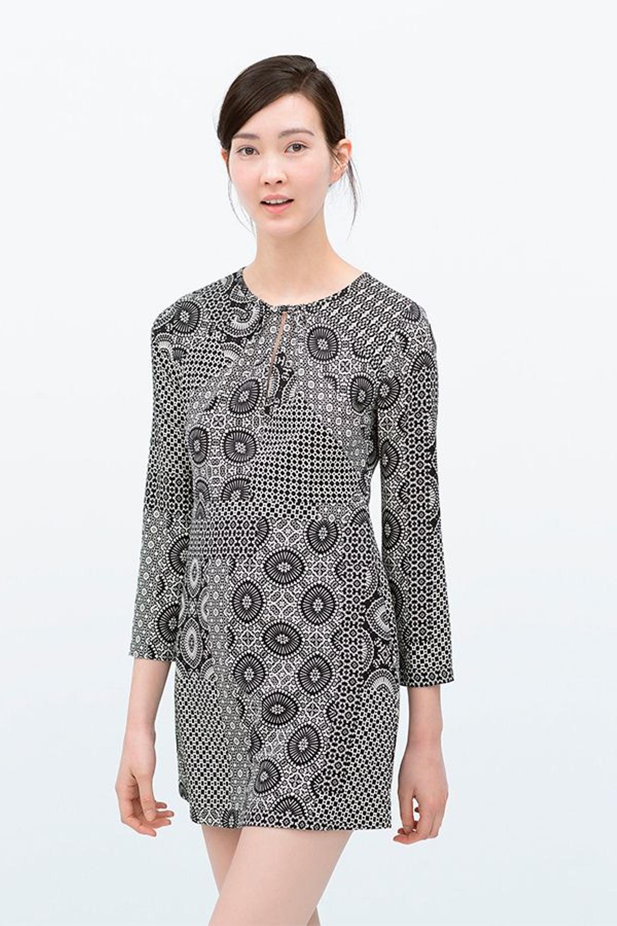 Vestido estampado patchwork de ZARA (19,95€)