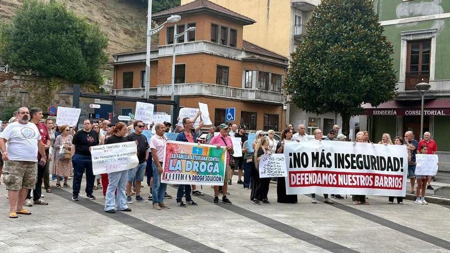 Los vecinos mantendrán las protestas contra los "narcopisos" en Mieres de forma indefinida: "No queremos inseguridad"