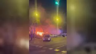 Incendio en un asentamiento de barracas en el puente de Bac de Roda con la calle de Huelva, en Barcelona