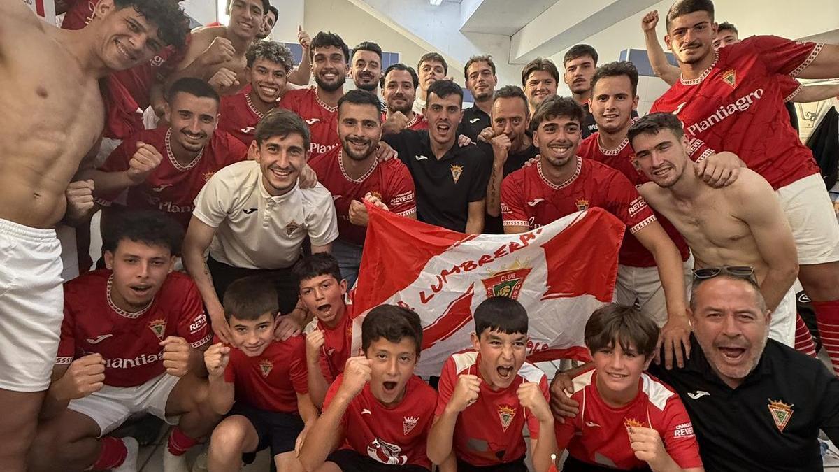 Los jugadores del Lumbreras, celebrando el triunfo en el partido de ida del play off