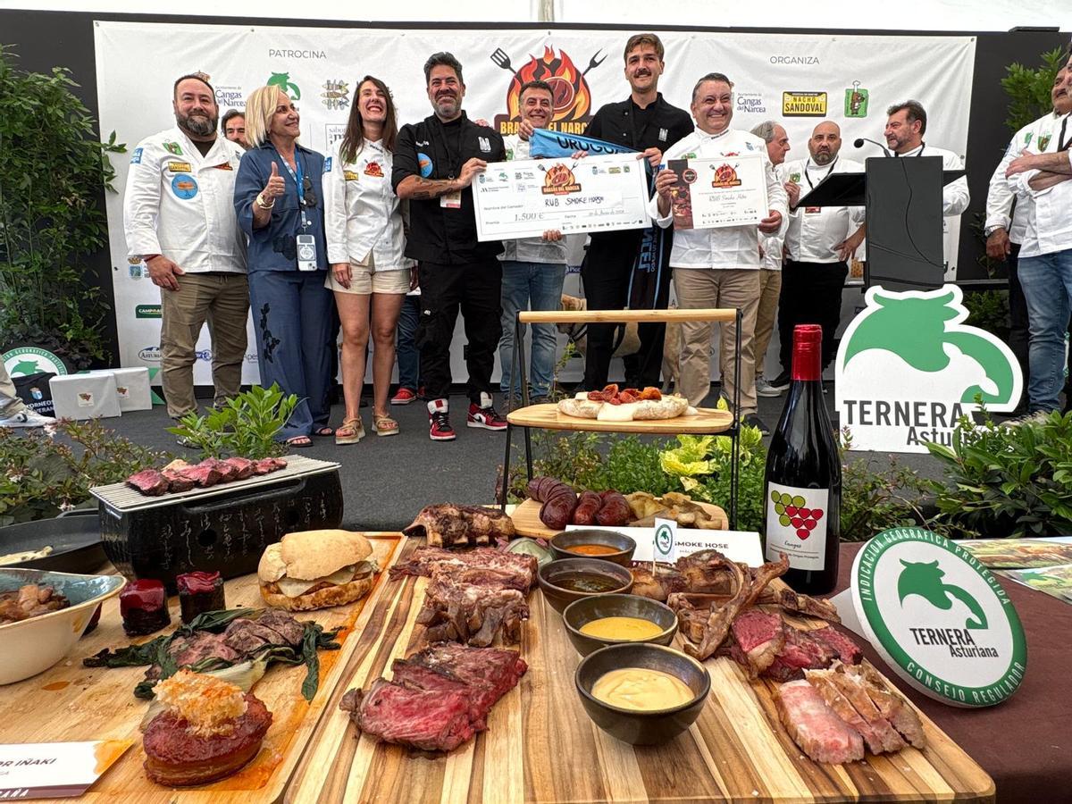 Entrega del premio a Rub Smoke House como mejor parrilla. En primer término la elaboración presentada por el restaurante ganador.