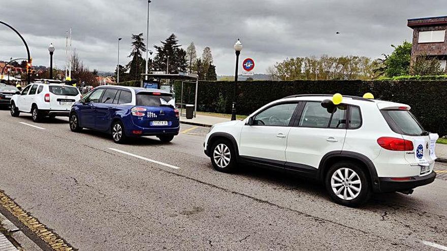 Vehículos participantes en la caravana reivindicativa, ayer, en Gijón.