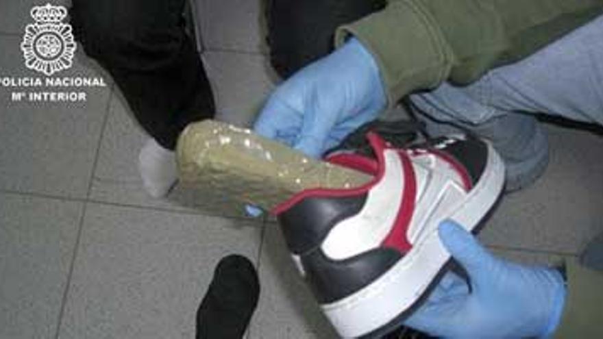 Cae una red que introducía cocaína en zapatillas de deporte