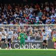 Los jugadores del Valencia CF tras recibir un tanto del Celta de Vigo que ponía el 1-3 en el marcador para los visitantes