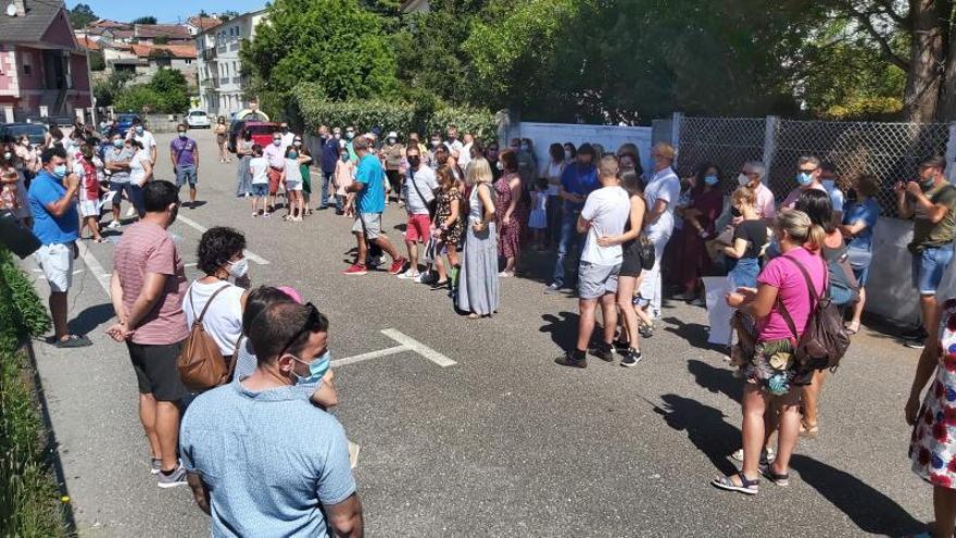 La movilización de ayer, convocada por el ANPA Cabo Udra,
delante del colegio Montemogos-Beluso.   | // FARO