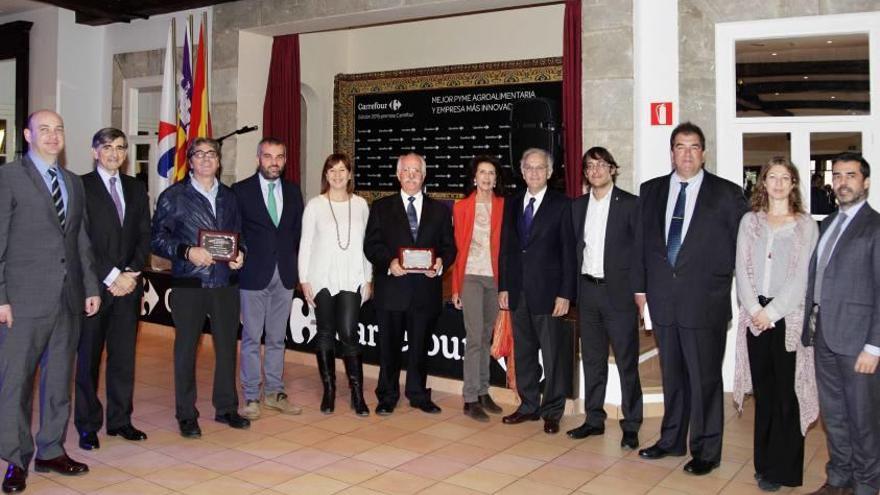 Representantes del Govern, con los premiados.