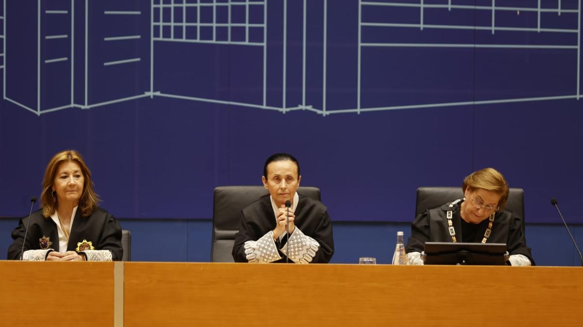 La presidenta del TSJCV Pilar de la Oliva, en el centro, junto a la Fiscal Superior de la Comunitat Valenciana, Teresa Gisbert, a la derecha.