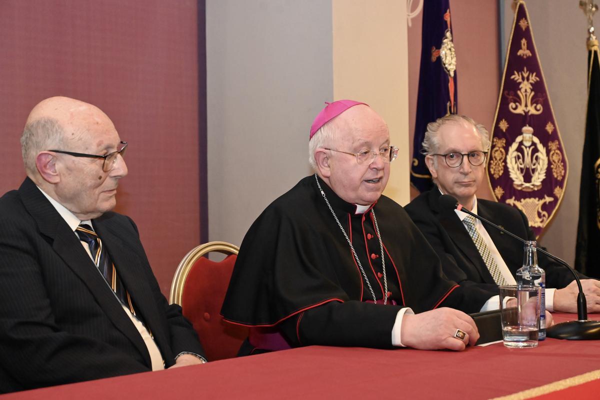 El arzobispo, falqueado por Celestino Peón y Julio Diz, de la Junta Coordinadora de la Semana Santa, durante su intervención.