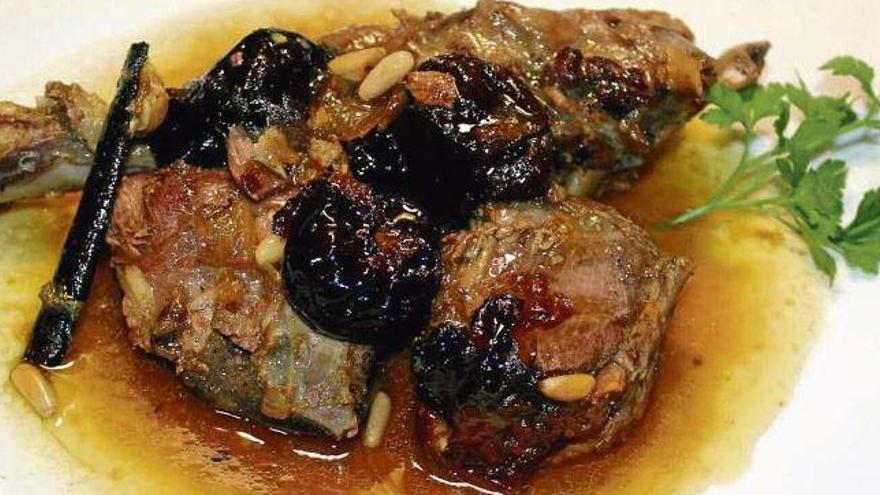 Ànec mut del Penedès amb prunes i pinyons