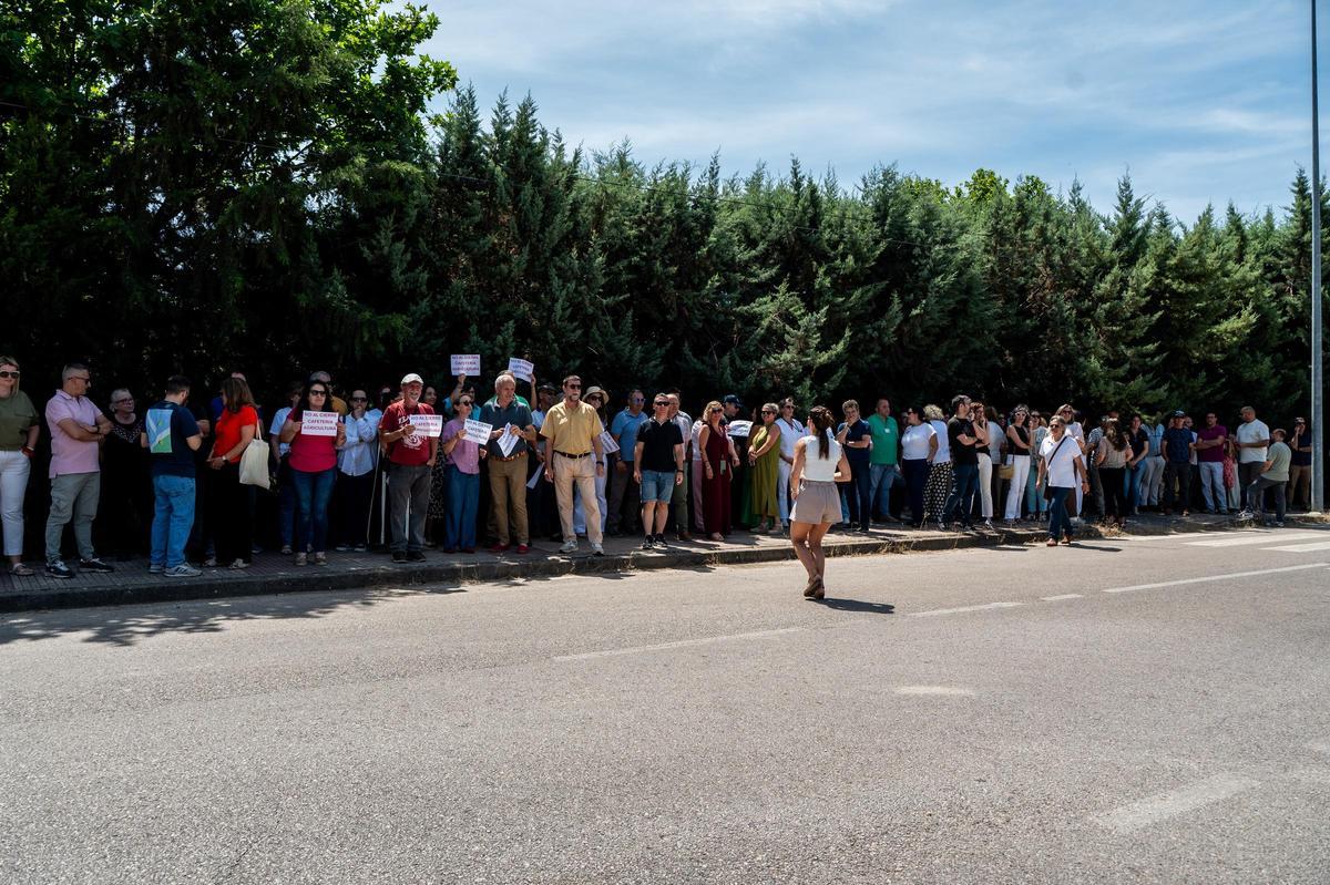 Fotogalería | Decenas de personas se concentran en apoyo a la cafetería de Agricultura en Cáceres