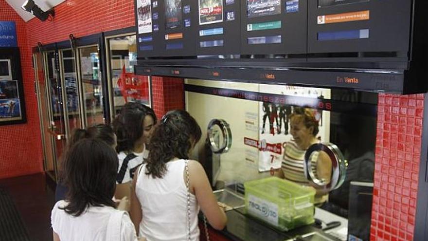 Taquilla de uno de los cines de Zamora, ayer.