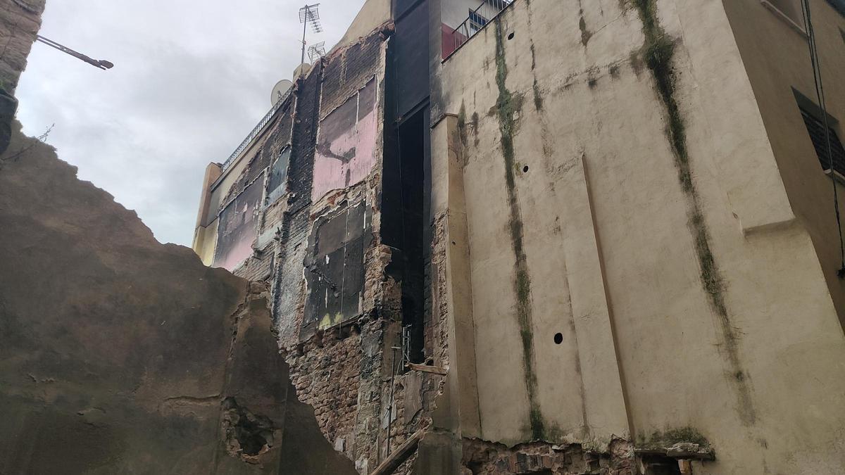 Part del darrere de l'edifici enderrocat al carrer de Santa Llúcia, on es veu la paret mitgera del número 25, que encara no ha pogut ser reocupat
