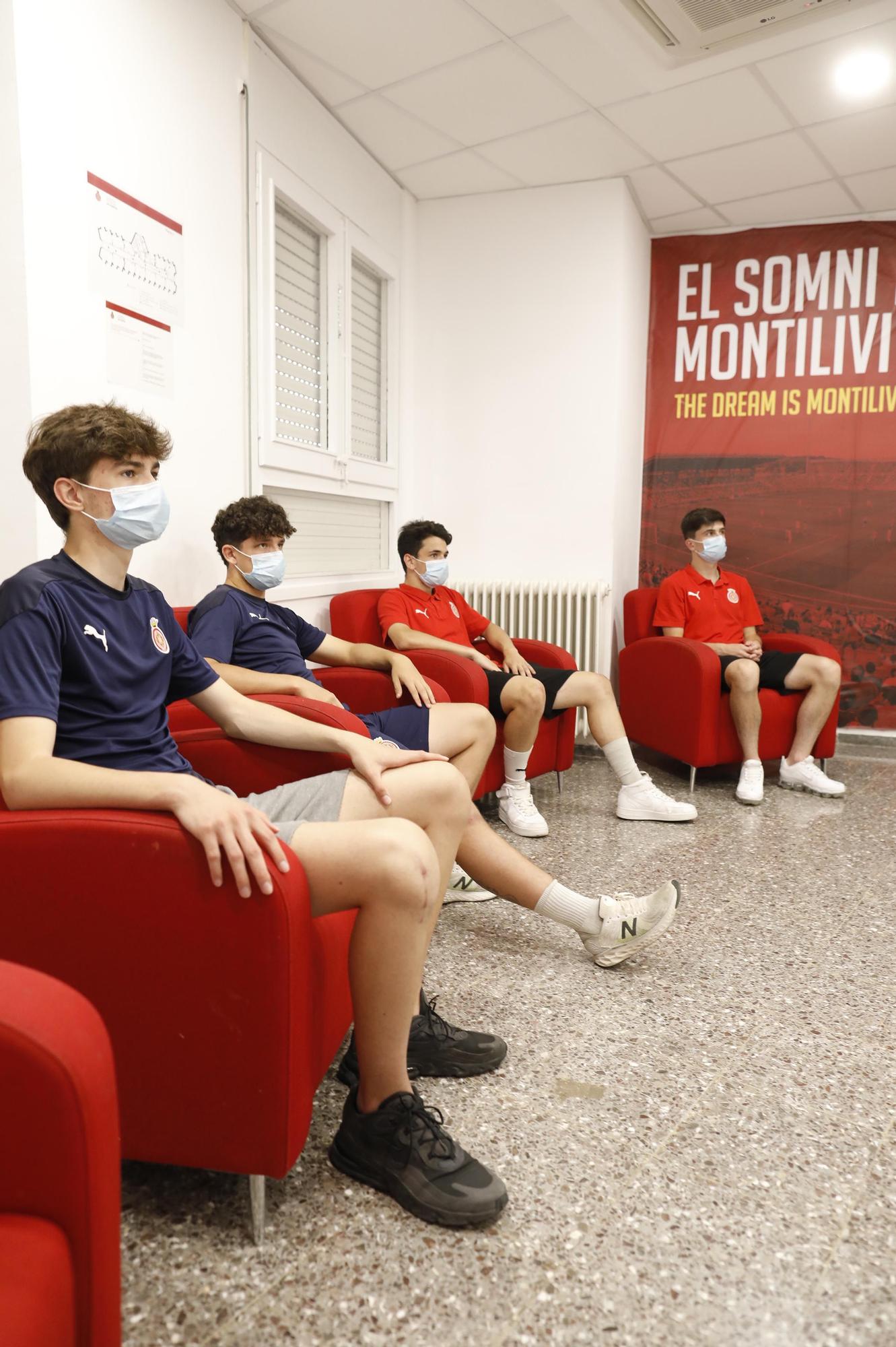 Els futurs jugadors del Girona a les Hortes mirant el primer equip