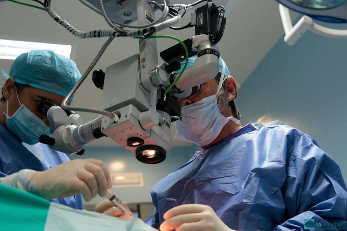 Realización de un trasplante de córnea en el hospital Arruzafa de Córdoba.
