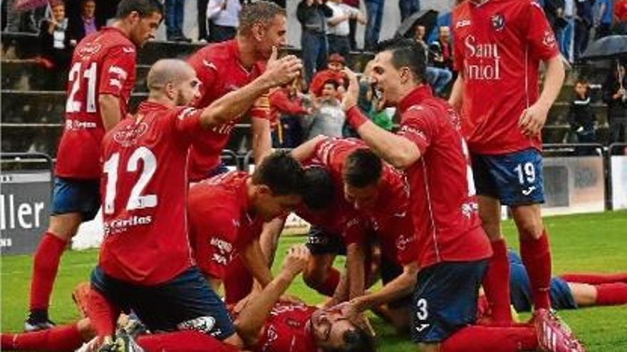 Els jugadors de l&#039;Olot celebren el segon gol de Sergio Álvarez, que els va permetre guanyar el derbi.