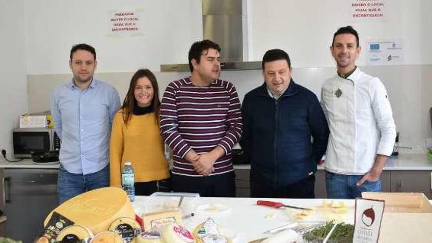 El chef Iván Méndez impartió ayer un taller de cocina. // Concello