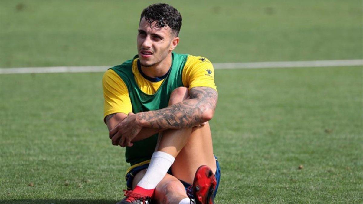 Mario Hermoso realizando ejercicios de estiramiento