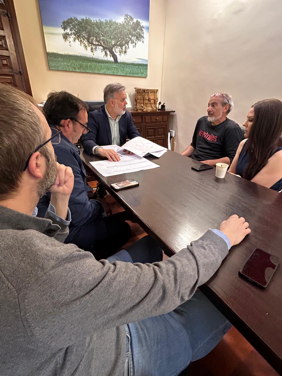 El Ayuntamiento de Plasencia reformará con urgencia el pavimento de las calles Talavera y Los Quesos por su mal estado.