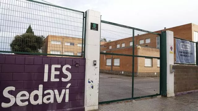 El cierre desigual de colegios por la alerta meterorológica se deja notar en dos centros separados por una calle