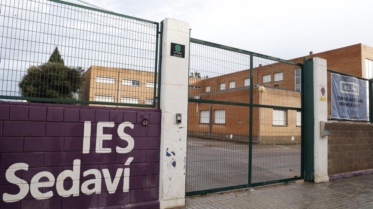 El cierre desigual de colegios por la alerta meterorológica se deja notar en dos centros separados por una calle