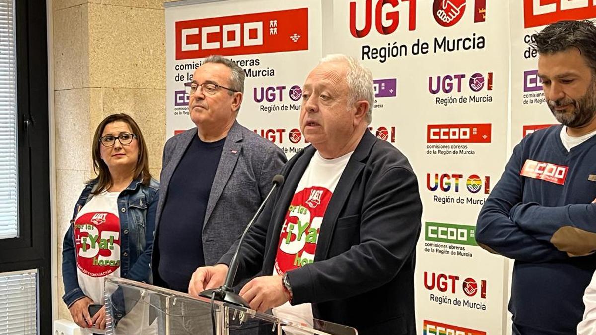 El secretario general de UGT en la Región, Antonio Jiménez, en una rueda de prensa con CCOO.