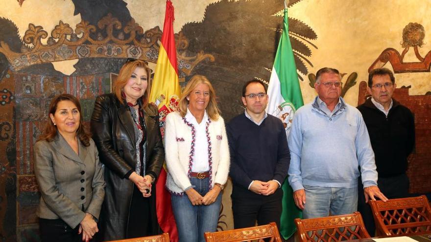 Isabel Cintado y Ángeles Muñoz, con miembros de las asociaciones